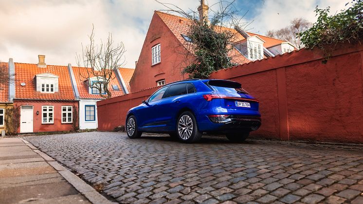 Audi Q8 e-tron (Ultrablå metallak)