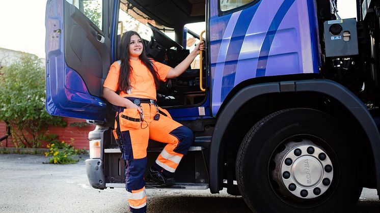 De kommande 6 månaderna planerar 34 procent av de tillfrågade företagen att nyanställa. Zabrina Vedberg kör sopbil till vardags. Foto: Sara Arnald
