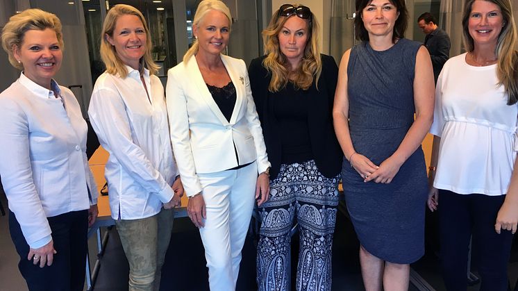Från vänster: Eva Reman, Ingrid Salén, Charlotte Mattfolk, Johanna Wollert Melin, Anna Ljungbergh och Stings Jill Lindström. 