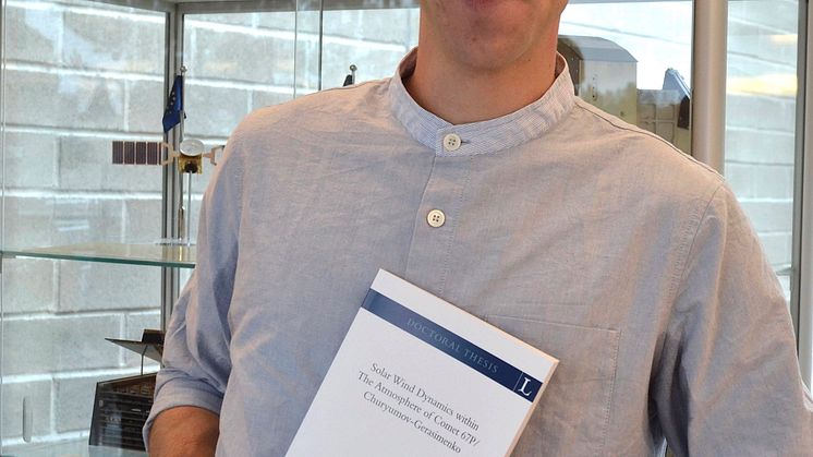 Etienne Behar, IRF, när han spikat sin avhandling vid Institutet för rymdfysik i Kiruna. 