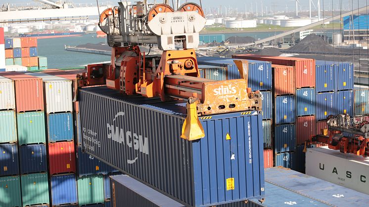 Det massiva inflödet av produkter till Rotterdams hamn gör att marknadskontrollen blir komplex. 