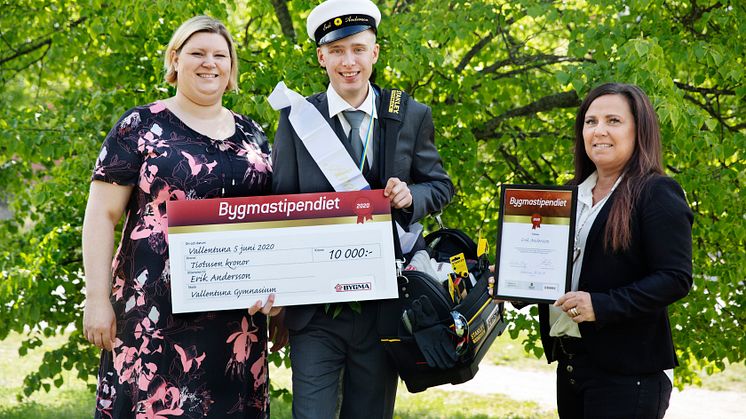 Årets Bygmastipendiat i Vallentuna, Erik Andersson, omgiven av bitr rektor Cecilia Berg (till vänster) och Bygmas Susanne Ersson.  Foto: Nicklas Thegerström