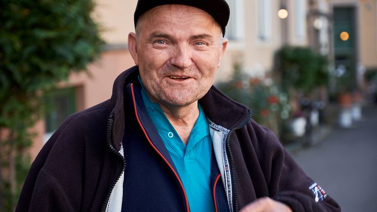 Joso Valentik  tilbringer mye tid ute i bakgården sammen med Elisabeth Pedersen og Ellen Marie Mossefin. De steller plantene, rydder, og tar ofte en hyggelig kaffeprat. (Foto: Eivind Røhne)