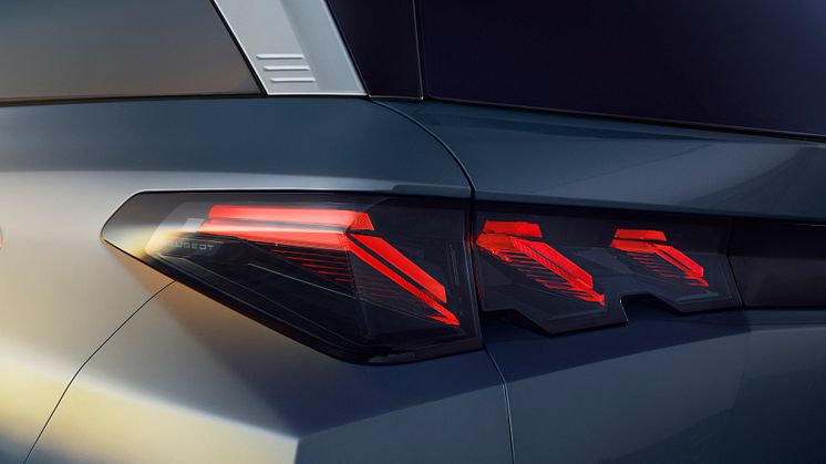 PEUGEOT_E5008_2403GJ_520