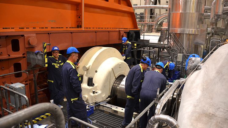 Det årliga underhållsarbetet i kärnkraftreaktorn avser bland annat turbin.