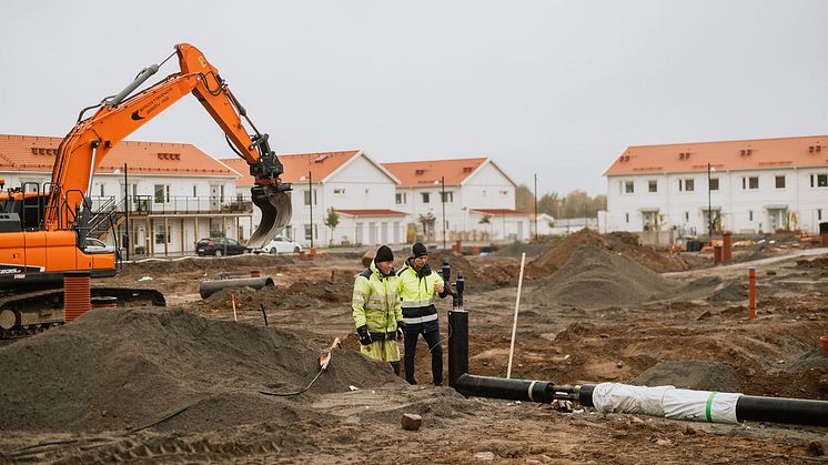 Arbete vid nya bostadsområdet Prästgårdsgärde i Falköping som blivit inkopplat på fjärrvärmen och beräknas vara klart för inflyttning under 2023. Foto: Finemanget