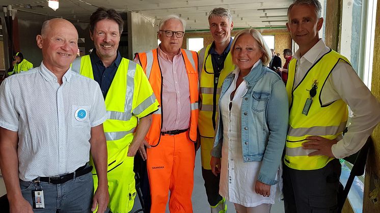 Finn Hall (klinikksjef psykisk helse og rus), Morten Staubo (hovedark. psykiatri (CURA)), Hans Thomas Gaarder (prosjektleder Skanska), Hans O. Haugen (oppdragsleder CURA), Unni Halvorsrud (brukerkoordinator SiV) og Tom Einertsen (prosjektdir).