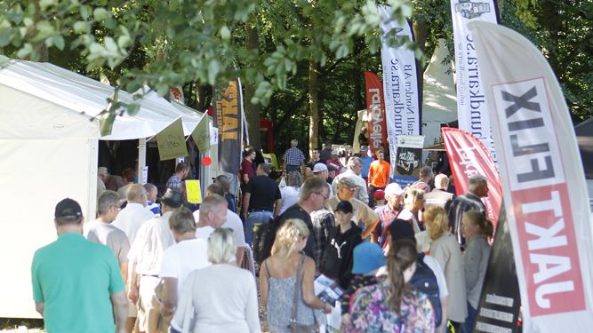 Många besökare i den härliga slottsparken