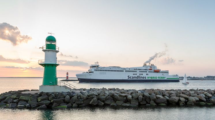 Scandlines' hybridfærge M/F Berlin på vej fra Rostock til Gedser (billede: Siemens/Ullrich Wirrwa).
