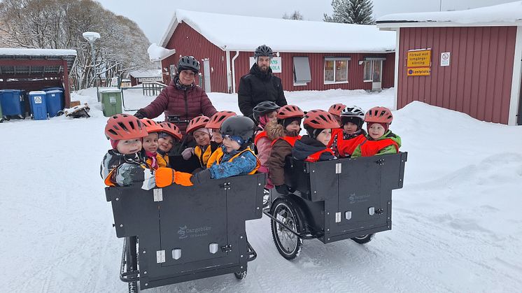 Pedagogerna Anci Thyni och Patrik Larsson vid Myrans förskola i Öjebyn är jättenöjda med sina ellådcyklar, som enkelt och tryggt låter dem ta barnen på längre utflykter runt om i hela kommunen. Och barnen, ja de älskar det!