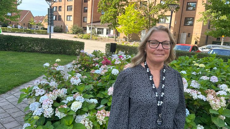 Maria, områdesutvecklare på Helsingborgshem, i bostadsområdet Husensjö. Foto: Helsingborgshem.