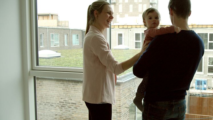 Casper, Josefine og deres datter i det nyindflyttet hus i Skovkvarteret