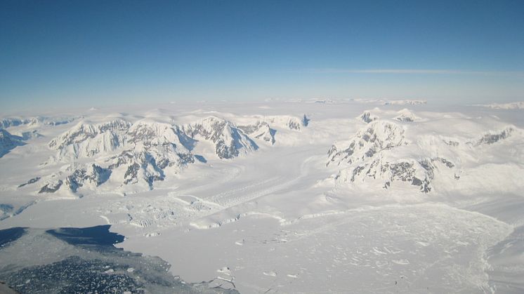 An image showing the process of ice flowing into the ocean and forming an ice shelf in Antarctica