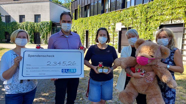 Michaela von der Heyde, Enrico Ebert, Michaela Peißker und Elke Standke der Fa. Hanns Glass GmbH&Co.KG mit Kerstin Stdler (Mitte) von Bärenherz