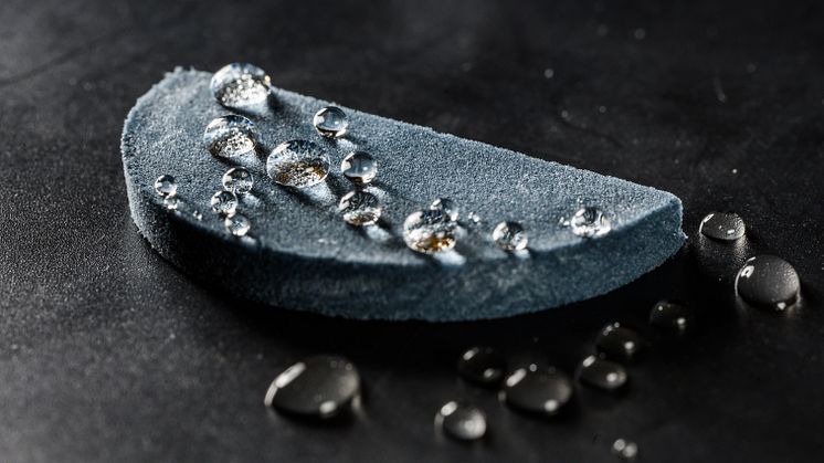 Aerogelen är vattenavstötande, eller hydrofob, vilket gör att dropparna lägger sig ovanpå materialet. Foto: Thor Balkhed