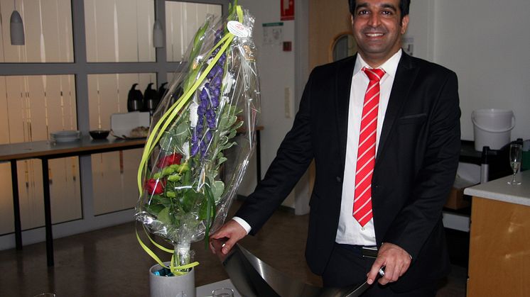Ebrahim Harati är glad över den speciella gåvan från kollogorna inom produktionsteknik.