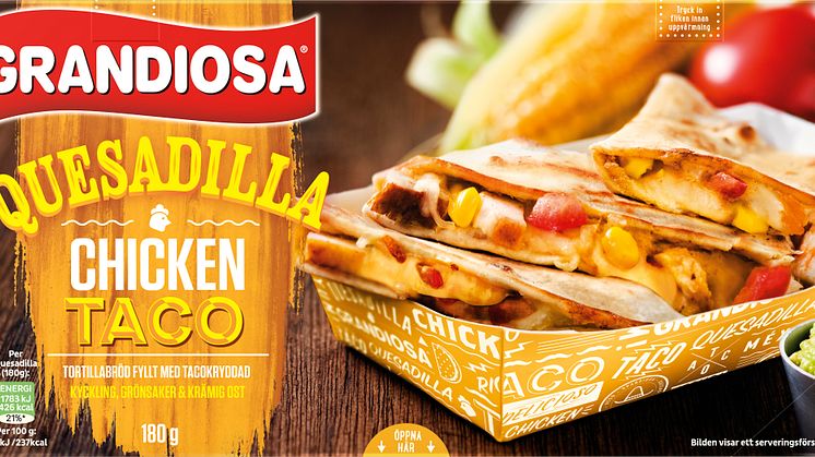 Quesadilla Chicken Taco från Grandiosa finns i frysdisken och värms enkelt i micro direkt i förpackningen. För en krispigare yta kan Quesadillan med fördel stekas.