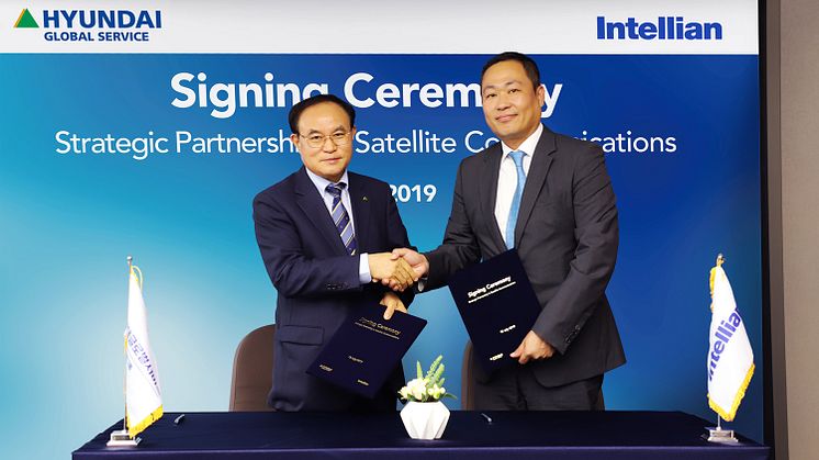 Kwang Heon An, CEO of Hyundai Global Service (left) and Eric Sung, CEO of Intellian (right)