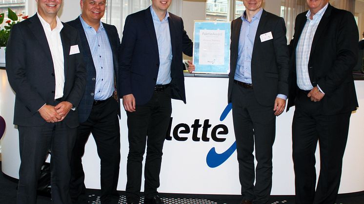 Lars Ola Petters, Håvard Gjeldokk  og Petter Hansen fra Palette, sammen med Niklas Abrahamson og Jon-Marius Bru (i midten)som tok imot prisen på vegne av Canon Norge.