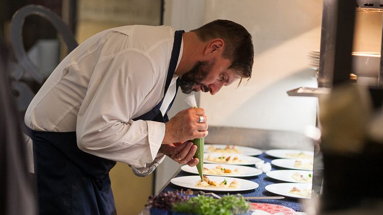 Mesterkokk og tørrfiskambassadør Ivano Ricchebono i full gang med å lage velsmakende retter av en av sine yndlingsråvarer: tørrfisk fra Norge. FOTO Giulia la Monica