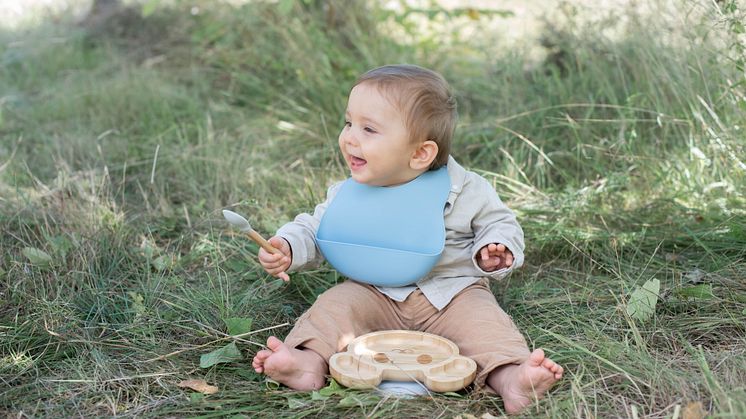 Nyheterna matset i bambuträ och haklapp i silikon från BabyNords egna varumärke Summerville Organic 