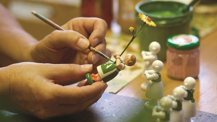 Bemalen der Blumenkinder (Foto: TVE)