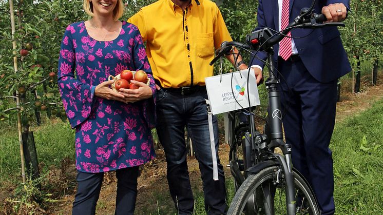 Sächsisches Obstland - v. l.: Sandra Brandt (LTM GmbH, Leiterin Abt. Region), Wolfgang Scheefe (Vorstandsvorsitzender FV „Obstland“ e.V.), Henry Graichen (Landrat Landkreis Leipzig u. Vorstandsvorsitzender TV Sächs. Burgen- und Heideland e.V.)