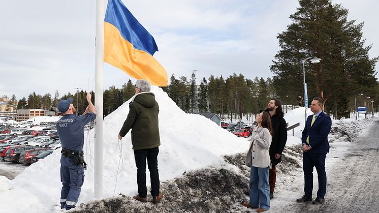 Oleksiy Horonskiy, Julia Pinchak och Andriy Rebryk överlämnade den ukrainska flaggan till Region Västerbotten och regionrådet Nicklas Sandström.