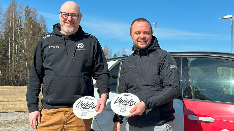 John Hall Määttä, ordförande Piteå Discgolf och Anders Ådemo, marknadschef PiteEnergi