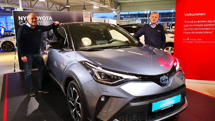 Klar for lansering: Sverre Saue og Leif Forsland med nye Toyota C-HR som lanseres i Harstad denne uken. Foto: Nordvik AS.
