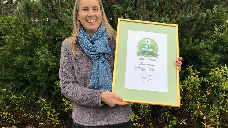 Nationell Floraväktarsamordnare Sofia Lund med Floraväktarnas diplom.