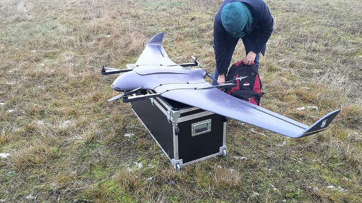 Drönaren drivs av en mindre elmotor och flyger tyst som ett glidflygplan. 