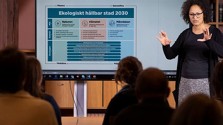 Miljöförvaltningens projektledare Mathilda Edlund presenterar arbetet med Göteborgs Stads nya miljö- och klimatprogram. Foto: Ulrik Fallström