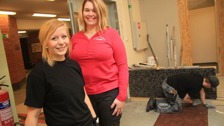 Kati Sieppi (röd tröja) och Heidi Kreivi arbetar båda som utbildare inom byggteknik på Utbildning Nord.