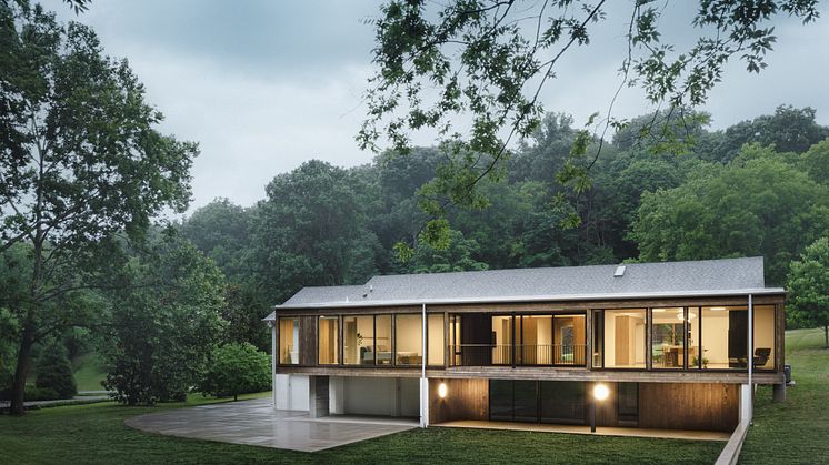 Das elegante Familienhaus verbindet das klassische amerikanische Ranchhaus mit moderner Innenraumästhetik und Fassade aus Kebony Holz