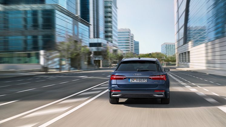 Audi A6 Avant TFSI e quattro (Firmamentblå)