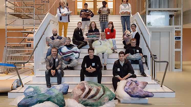 Deltagere på hviskeseremoni for kunstverket 15 sider av Oslo som nå er i Rådhuset. Foto: Johanne Nyborg