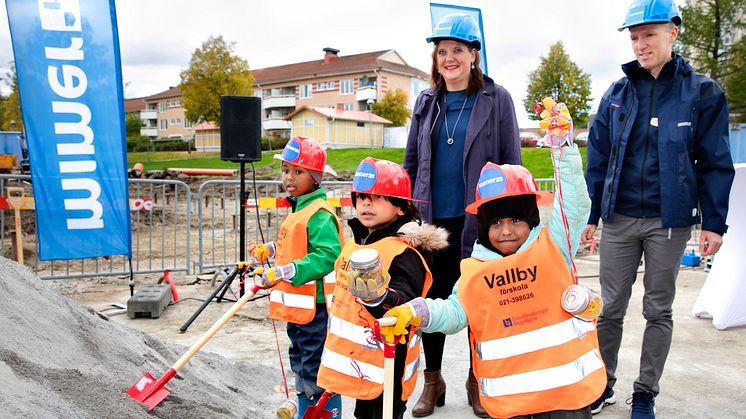 Vid spadtaget för Vallby förskola önskade sig barnen en modell av den nya skolan.