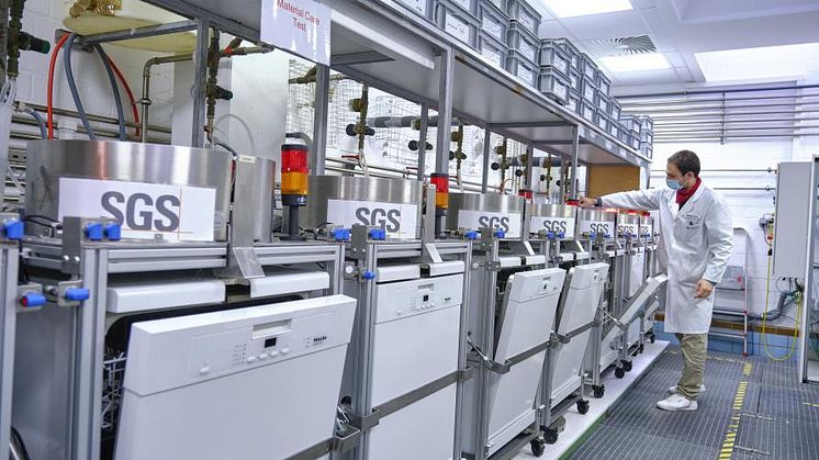 De olika diskmedlen testas i upp till 30 diskomgångar i automatiserade diskmaskiner.
