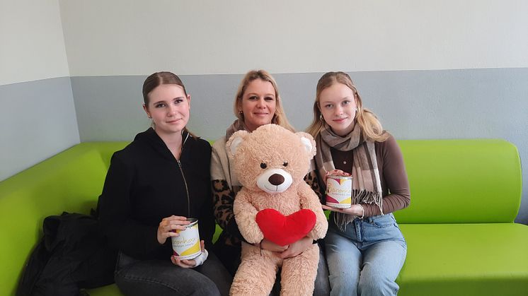 Lehrerin Fränzi Dietz (mitte) mit den Schülerinnen Paula H. (links) und Zoe M. (rechts) der 10. Klassenstufe
