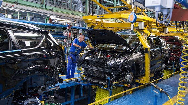 I det hemmelige går Ford-ansatte rundt på gigantfabrikken i Valencia og legger feil og ødelagte deler på samlebåndet. Disse såkalte «Gremlins-testene», skal sammen med et unikt fotosystem, sikre at Ford fortsatt leverer best på kvalitet.