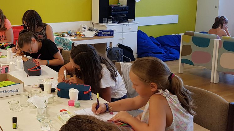 Die Kosmetik-Rezepte werden von allen Teilnehmerinnen der Kinderferienwoche fleißig notiert