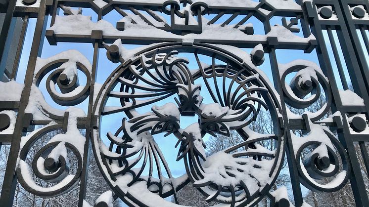 Dragemedaljongene i hovedporten til Vigelandsparken er smidd av kunstsmed Alfred Mikkelsen. (Foto: Unni Irmelin Kvam / Vigeland-museet)