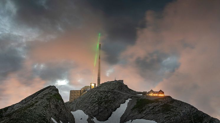 En laser installerades nära ett telekommunikationstorn på berget Säntis i nordöstra Schweiz som träffas av blixten omkring hundra gånger per år. Foto: Prof. Dr. Jean-Pierre Wolf at University of Geneva, Switzerland