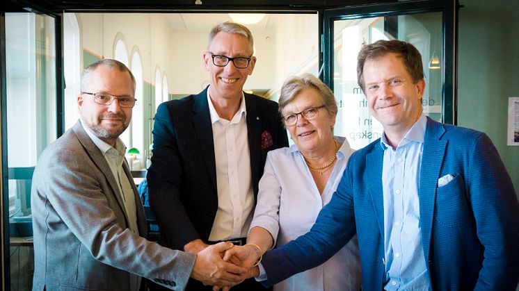 Från vänster Stefan Nilsson (direktor Ersta diakoni), Per Nilsson (rektor Ersta Sköndal högskola), Margarethe Isberg (ordförande direktionen Stiftelsen Stora Sköndal) och Martin Ärnlöv (direktor Bräcke diakoni).