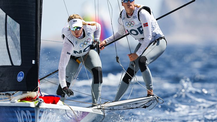 Torsdag 1. august seiler Helene Næss og Marie Rønningen om en OL-medalje. Før finalen ligger de på 4. plass. FOTO: Sander van der Borch/World Sailing