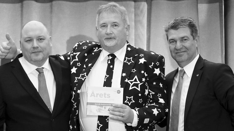 Canons Petter Sjaastad (til høyre) gratulerer Saxvik Kontorsenter as med utmerkelsen. Daglig leder i Saxvik Kontorsenter AS, Stian Larsen til venstre sammen med salgsleder Kjell Ingar Hofstad.