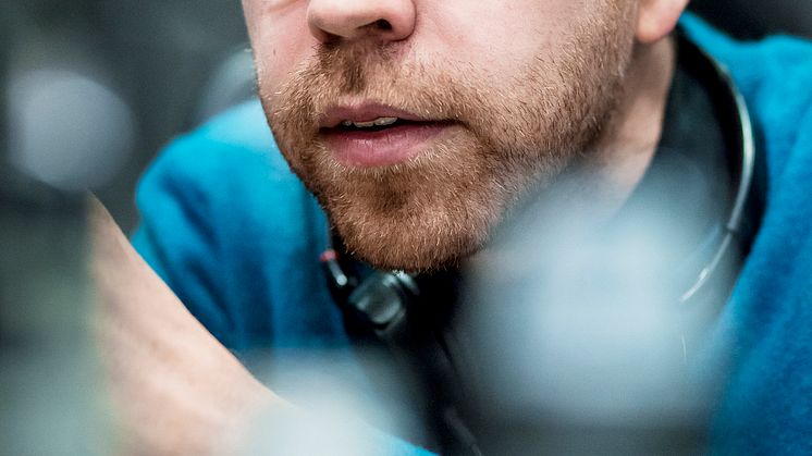 Marcus Lindeen, regissör för bland annat dokumentärfilmen Flotten, är Mai Zetterling-stipendiaten 2019. Foto Emelie Asplund
