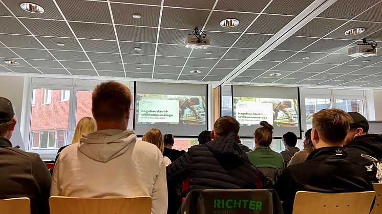 Die Auszubildenden des hagebau-Gesellschafters Richter lernen bei den Azubi-Willkommenstagen in Soltau die Zentrale kennen. Foto: hagebau (Abdruck honorarfrei)