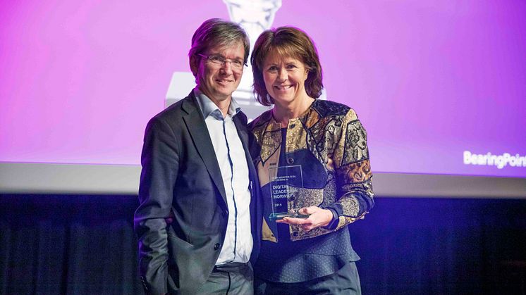 PRISUTDELER: Statssekretær Paul Chaffey ga adm. dir.  Åsne Havnelid beviset på at Norsk Tipping vant klassen for offentlige virksomheter.  Foto: Andreas Vatnøy Redink/Norsk Tipping